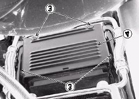 0 A x 1 h Demontaż akumulatora 1) Ustawić motocykla na nóżce bocznej 2) poluzować dwie śruby (1) i zdjąć osłonę akumulatora (2) Należy