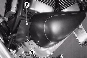 Świece zapłonowe Demontaż świec zapłonowych 1) Ustawić motocykl na nóżce bocznej 2) otworzyć pokrywę