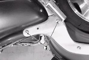 4) Odkręcić śruby (3) i zdemontować tylny