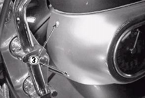 Dostęp do głównego bezpiecznika jest nastepujący: 1) ustawić motocykl na nóżce bocznej 2) Otwórz pokrywę wlewu paliwa.