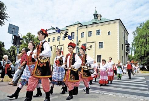 Po mszy barwny korowód,