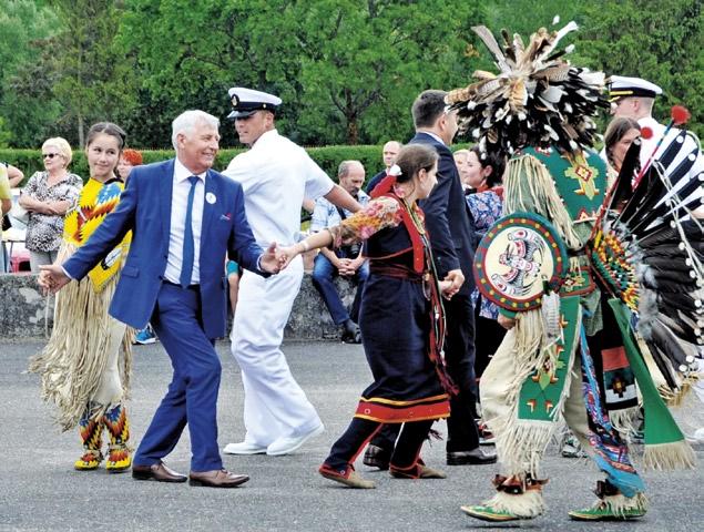 Członkowie zespołu Huu-Ska Luta, zajmujący się promocją kultury Indian Ameryki Północnej, wykonali kilka rdzennych tańców