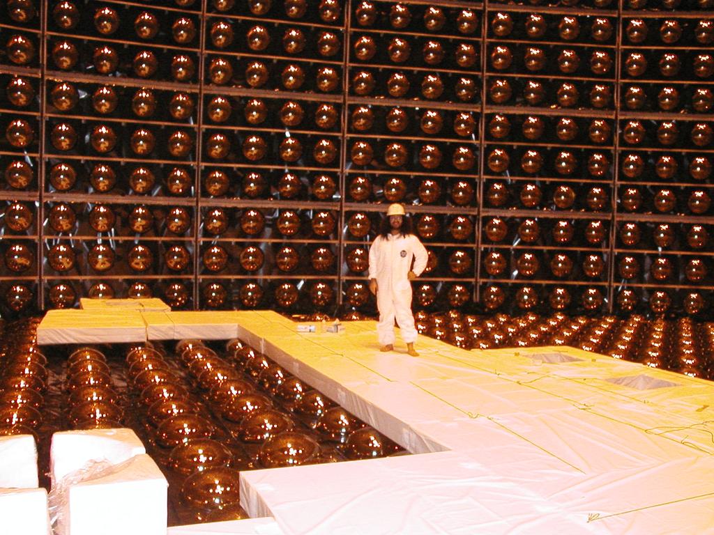 Super-K wymiana niektórych PMT From neutrinos