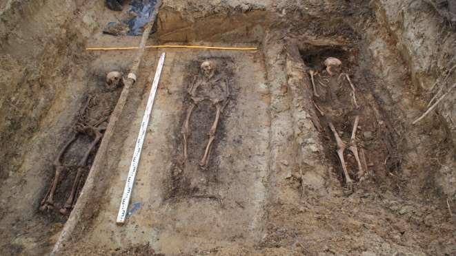 5 Odkryte groby w pobliżu cmentarza komunalnego, na terenie parkingu przycmentarnego w