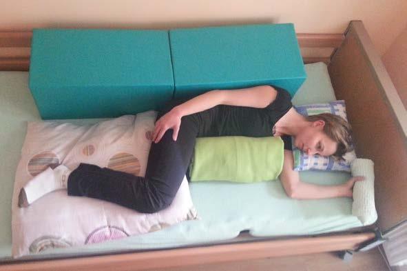 151 podczas snu przez większość osób, dlatego jest z powodzeniem akceptowana przez pacjentów. Rys. 6. Pozycja nocna leżenia na stronie bezpośrednio zajętej [opracowanie własne] Rys. 7.