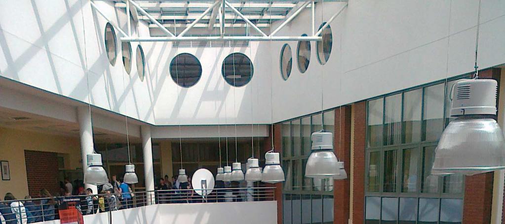 higieny osobistej, tj. papier, mydło, ręczniki bądź suszarki, dodatkoo środki czystości znajdują się pokojach ychoacó. Dostęp do bieżącej ciepłej i zimnej ody zapeniony przez cały rok szkolny.