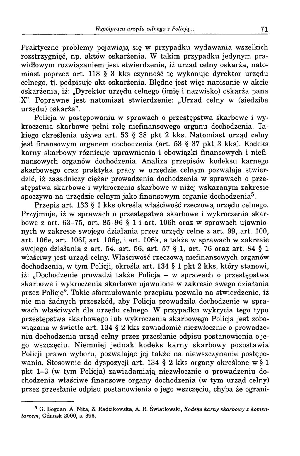 Współpraca urzędu celnego z Policją... 71 Praktyczne problemy pojawiają się w przypadku wydawania wszelkich rozstrzygnięć, np. aktów oskarżenia.