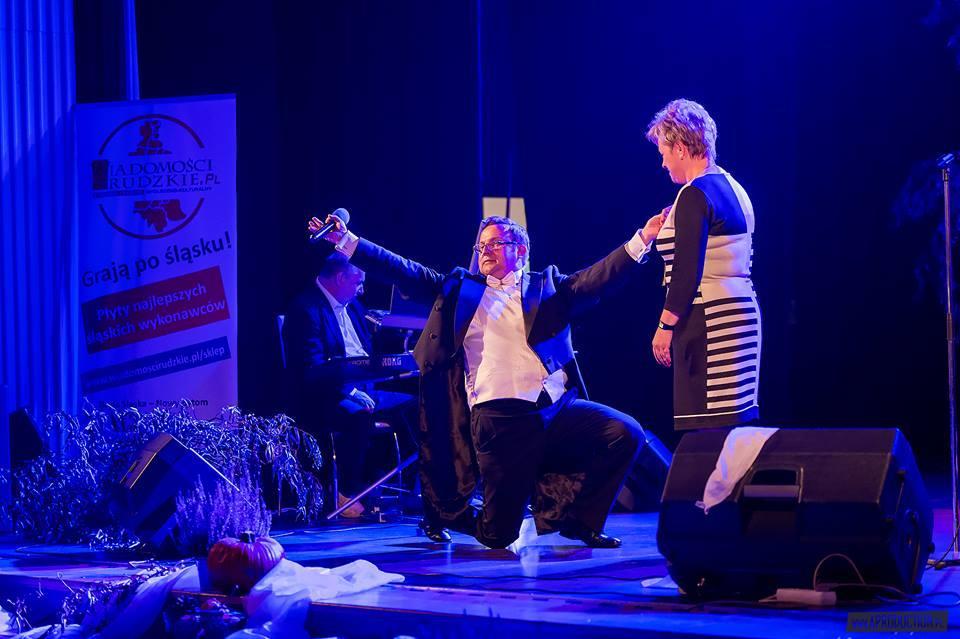 Liczne koncerty z grupami artystów kabaretowych Duet tenorów czy Antyki zaowocowały m.in. otrzymaniem nagrody prezydenta miasta Chorzów w dziedzinie kultury w 2009 roku wraz z kabaretem Antyki.