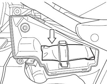 Komplet narzędzi Motocykl posiada komplet narzędzi umieszczony w schowku z lewej strony motocykla. Dostęp do schowka opisany jest w rozdziale: Regulacja zawieszeń.