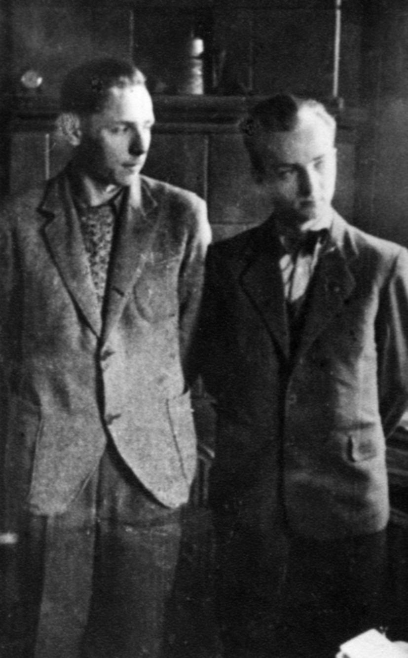 42 Julian Borkowski, Ekshumacje poległych powstańców warszawskich Wojciech Lenart ps. Michał (z lewej) i Jan Lenart ps. Jaś. Fot. ze zbiorów MHW Fragment ściany ruin budynku przy ul.