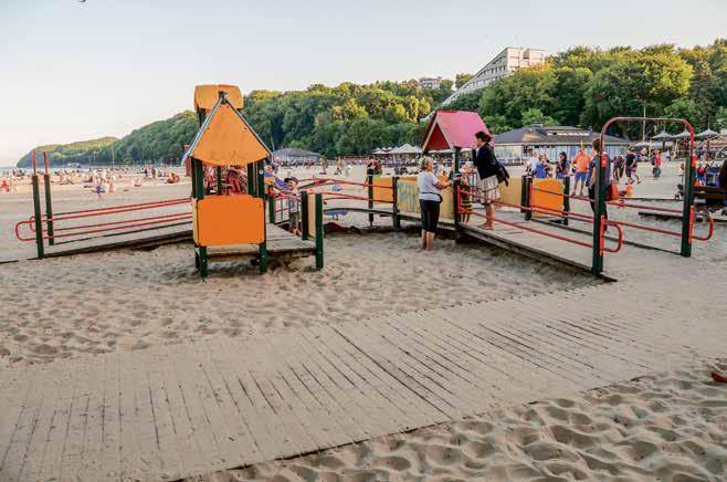 PROJEKTOWANIE UNIWERSALNE Dostosowane place zabaw to miejsce integracji dzieci sprawnych i z niepełnosprawnościami (autor: M. Wysocki).