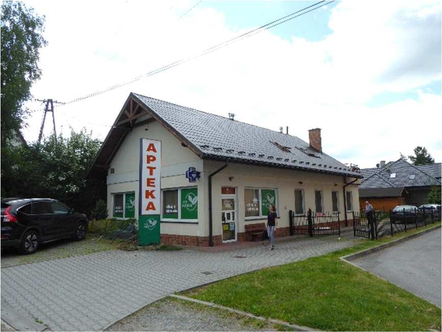 Lubień 1007, posadowiony jest w centralnej części nieruchomości.