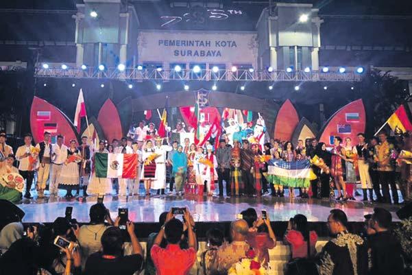 natomiast gościł na Międzynarodowym Festiwalu Folklorystycznym w Indonezji, wśród 15 zespołów z m.in. Nowej Zelndii, Meksyku, Bułgarii, Rumunii, Niemiec, Pakistanu i Chin.