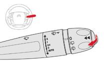 Widoczność Spryskiwacz przedniej szyby i spryskiwacz reflektorów Spryskiwacz przedniej szyby i dysze F Pociągnąć przełącznik wycieraczek do siebie.
