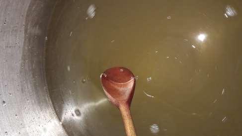 Ciepłą wodę wlewamy do garnka, by