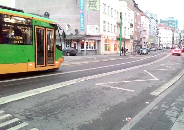 Skutecznymi metodami redukcji prędkości jazdy pojazdów jest umiejętne sterowanie sygnalizacją świetlną (nagradzające kierowców poruszających się z dozwoloną prędkością tzw.