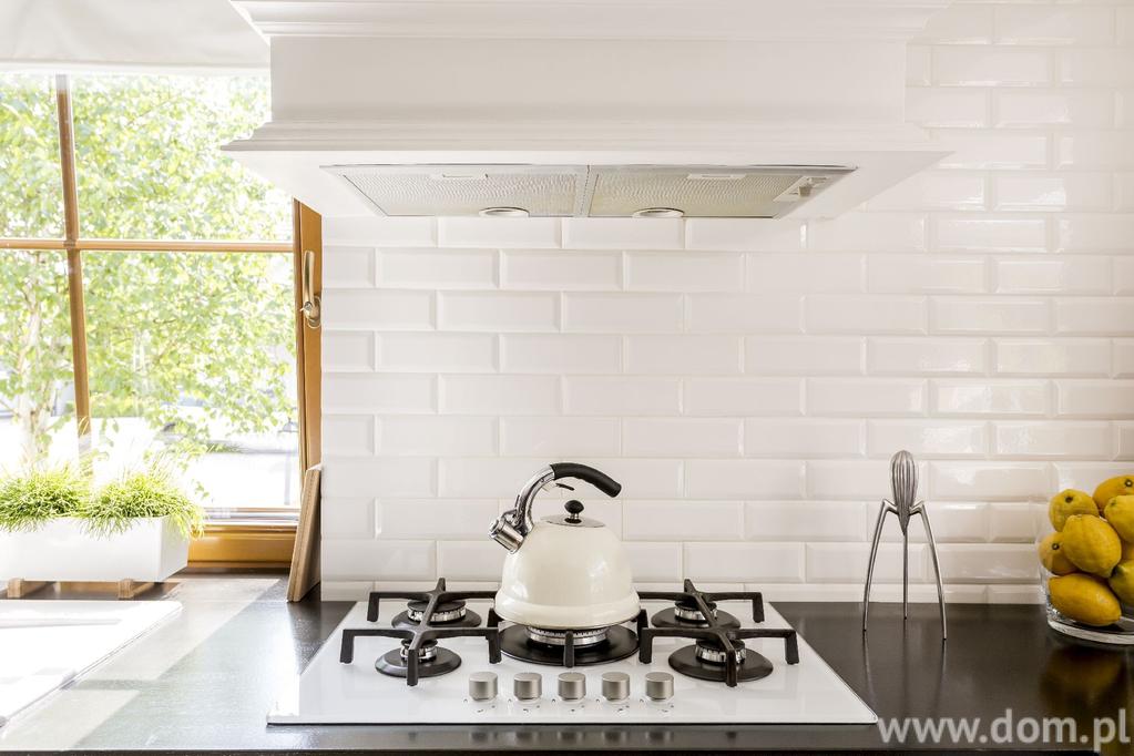 Małe płytki kuchenne na ścianę nad blatem. Uniwersalna biel Małe płytki to sprawdzony pomysł na aranżację niewielkiej kuchni, gdyż zbyt duży format płytek może przytłoczyć wnętrze.