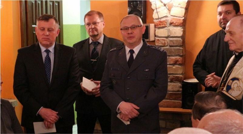 Białymstoku mjr Jerzy Cybuliński. Wspólnie z kapelanami odmówiono modlitwę, po czym podzielono się opłatkiem i złożono wzajemne życzenia.
