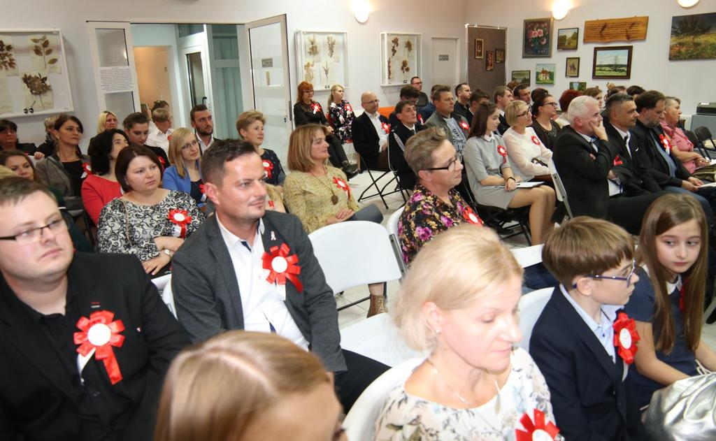 Wszyscy goście mają na piersi kotyliony.