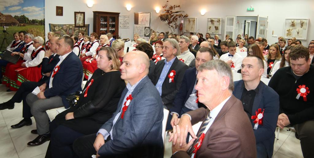 Wśród zaproszonych gości witaliśmy szczególnie rodzinę Edmunda Wierusz-Kowalskiego, która zjechała specjalnie na ten wieczór do Włoszczowy z różnych stron Polski, a nawet z zagranicy.