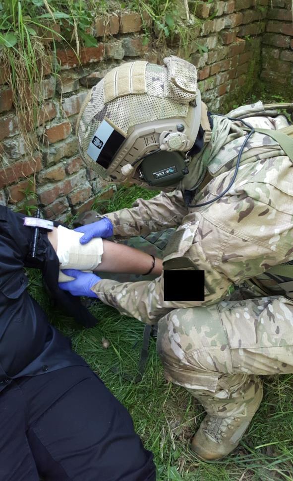 2.2. Polowa opieka nad rannym (Tactical Field Care) Drugi etap postępowania z rannym, czyli Tactical Field Care (TFC), może zostać wdrożony w sytuacji, kiedy zespół operacyjny jest poza strefą