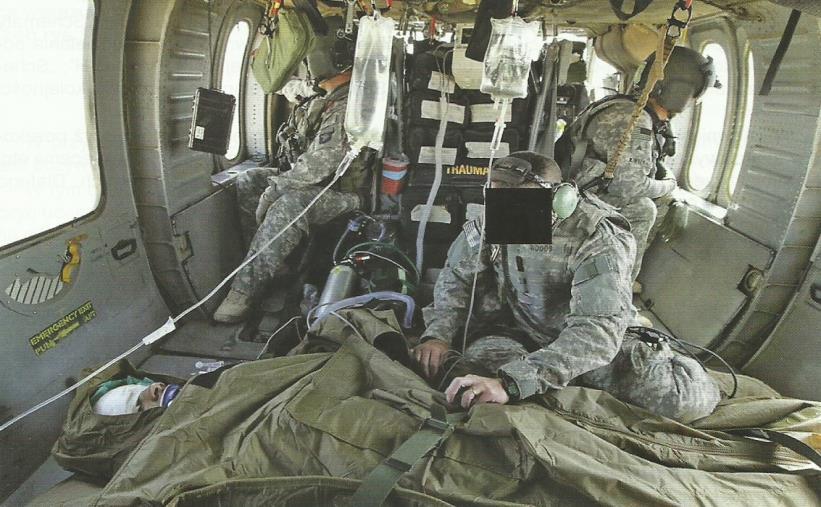 2.3. Postępowanie podczas ewakuacji medycznej (Tactical Evacuation Care) (TEC) Trzecia faza opieki nad poszkodowanym rozpoczyna się w momencie przekazania rannego zespołowi ewakuacyjnemu.