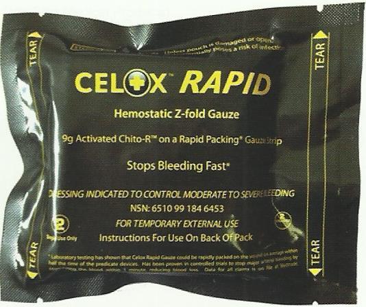 [6, 15, 16] Zdjęcie 26. Wsypanie Celox Granules do rany. (zdj. W. Depa, MODUS OPERANDI sił specjalnych, tom IV Taktyka czerwona, wyd.