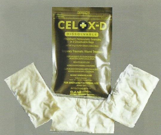Celox-D to również opatrunki, których głównym zadaniem jest zatrzymanie krwotoku, jednak różnią się od poprzednich tym, że środek hemostatyczny znajduje się w saszetce, którą bezpośrednio umieszcza