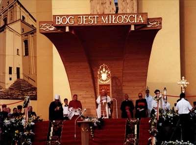 prezentuje kolejne zdjęcia: K. wyjaśnia: Zdjęcia te przedstawiają ołtarz, który został zbudowany na przyjazd Jana Pawła II do Drohiczyna. Przy tym ołtarzu Papież przewodniczył nabożeństwu.