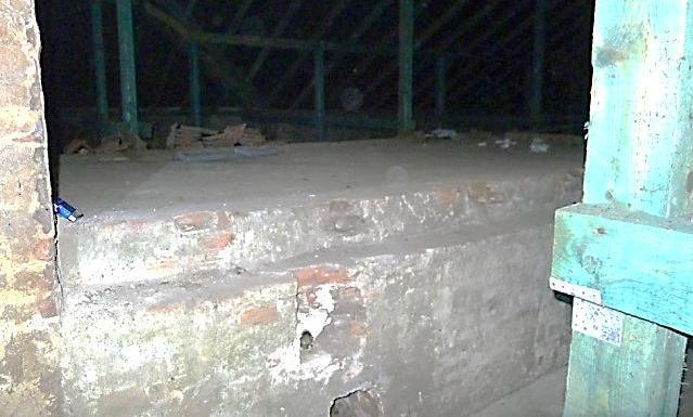 W częściach przy klatce schodowej, belki stropu odcinkowego oparte są na ścianach poprzecznych części bocznych i ścianach przy klatce schodowej.