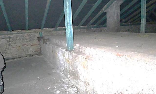 Na ścianie południowo zachodniej belki opierają się na nadprożu otworu wykonanym z dwóch belek dwuteownik 240 (stopka 107mm). Strop w poziomie poddasza nad korytarzem i schodami i łazienkami.