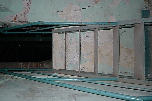 opartymi na stalowych belkach policzkowych (dwuteownik 180 w części północnej). 2.