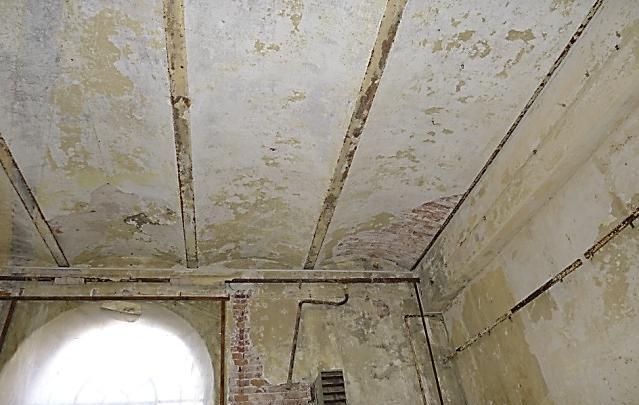 3.1.2 Stropy Stropy w częściach bocznych W stropach w częściach bocznych stwierdzono: -