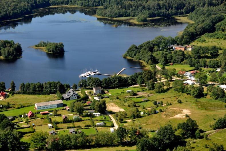 Czyste jeziora - na terenie gminy znajduje się wiele jezior z nieskażonymi cywilizacją widokowymi miejscami, m. in.