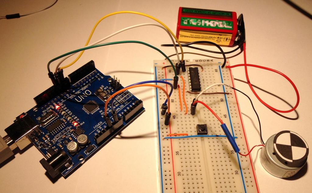 Podłącznie układu. Po przesłaniu szkicu do pamięci Arduino odłączamy zasilanie kontrolera odpinamy kabel USB. Wszystkie połączenia z mostkiem i silnikiem wykonujemy bez napięcia.