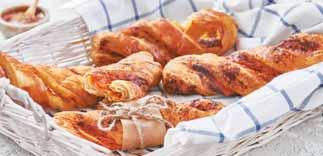 Czarna kawa, świeży, pachnący croissant lub chrupiąca bagietka