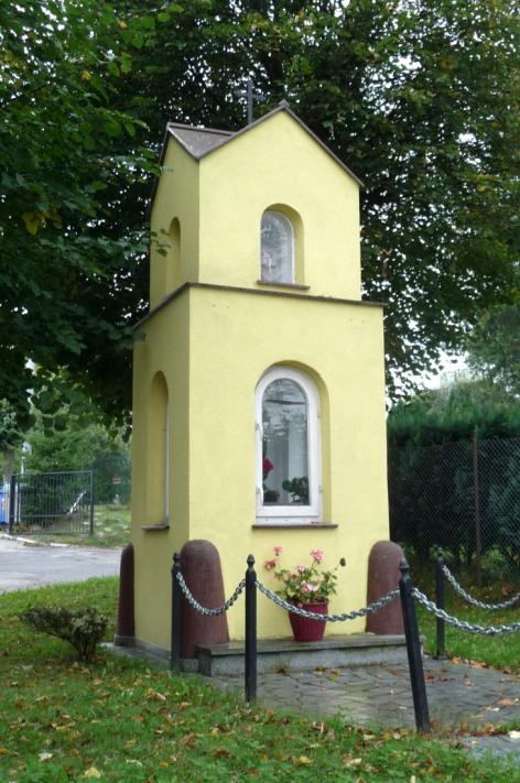 W narożach u nasady - wzmocnienia w formie zaoblonych głazów.