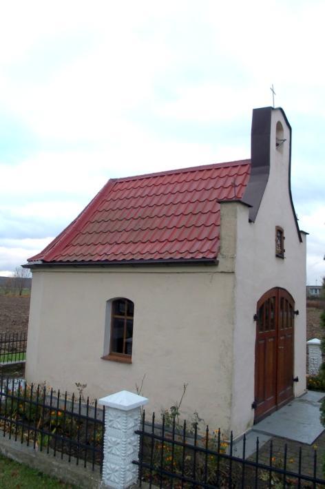 Kapliczka domkowa - kapliczka przydrożna, otynkowana, zamknięta drewnianymi