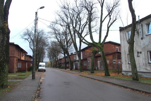 Obiekty mieszkalne Najstarszą, obecnie niezbyt liczną grupę, stanowią charakterystyczne dla Kaszub chałupy wznoszone jeszcze w 1 poł. XIX w. i około poł. XIX w., w konstrukcji szkieletowej wypełnionej gliną.