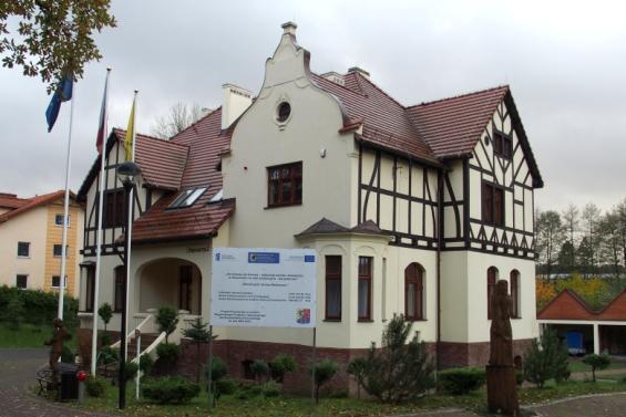 Cegielnia w Gościcinie 3 Źródła nie podają roku budowy cegielni, ale znamiennym jest, że najstarszy budynek mieszkalny dla robotników powstał w 1876 r., kolejny w 1908 r.