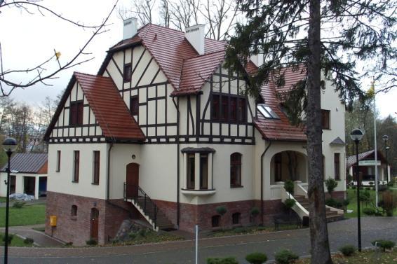 zbudowano jedenastopokojową willę właścicieli cegielni, z czerwonej cegły i krytą dachówką, dzisiejszy zabytkowy Dworek Drzewiarza. Pierwszym właścicielem cegielni był Karol Brandt.