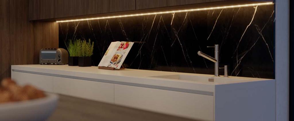 Taśma LED 3032 Wycięcie > możliwość skracania co 71,4 mm, przydatność do dalszego użytku > przy wyborze profilu aluminiowego uwzględnić szerokość łącznika klipsowego Przewód zasilający 3,5 A/20 AWG i