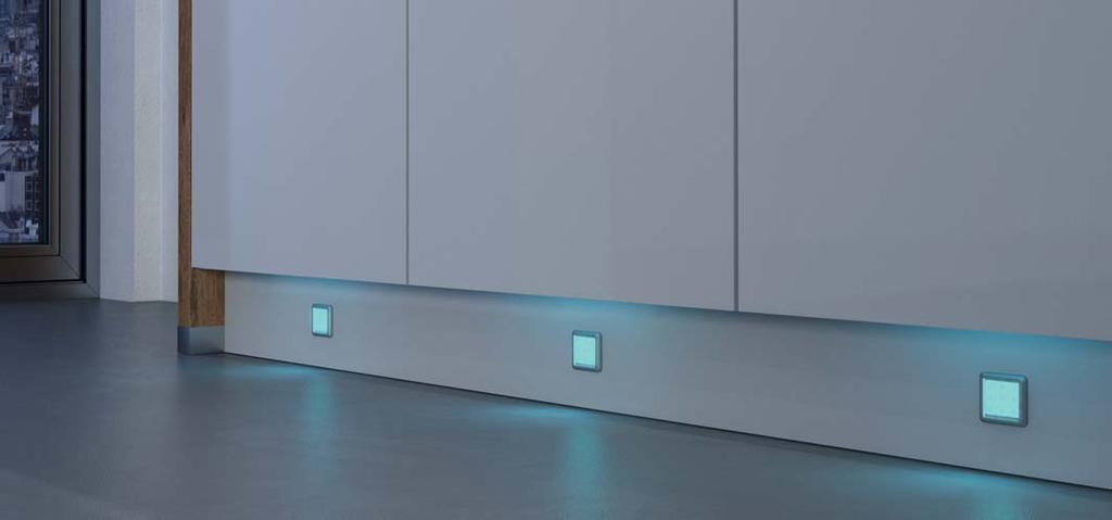 R LOOX. SYSTEM OŚWIETLENIA LED. LOOX LED 2010 OPRAWA NAWIERZCHNIOWA, RGB SYSTEM 12 V Aby zaaranżować wąskie pomieszczenie, dobrym wyborem jest oprawa LED 2010 nawierzchniowa ze zmienną barwą światła.