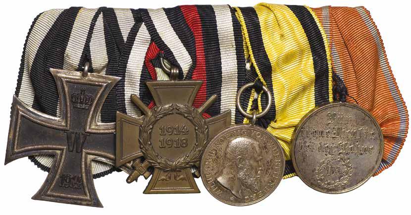 326 327 324 Niemcy Szpanga z odznaczeniami Dwa niemieckie odznaczenia na blaszanej szpandze. Zabrudzenia wstążek. Medal Pamiątkowy Wojny 1870/1871. Wersja kombatancka w brązie.