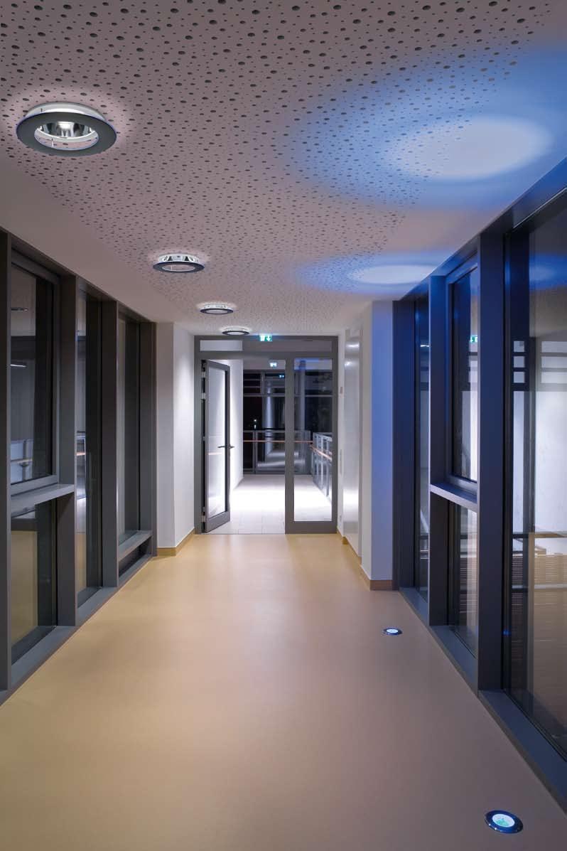 Poziome i płaskie Te elementy linii Cruz oferują wiele możliwości zastosowania płaskich opraw o niewielkiej wysokości i poziomych źródeł światła Zastosowania: Uniwersalne rozwiązanie dla biur, wejść,