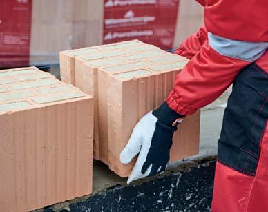 Rozwiązania ścienne Ściany w technologii Porotherm Profi 7 8 Ułożenie pierwszej warstwy pustaków Murowanie ścian zewnętrznych należy rozpocząć od wyprowadzenia narożników.