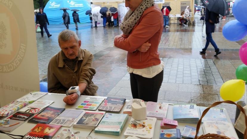 skutków zdrowotnych palenia tytoniu, zwracając, także uwagę na e-papierosy, oraz