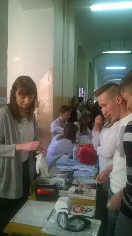 Wykonywano badania poziomu tlenku węgla w wydychanym powietrzu, stężenia glukozy we krwi,