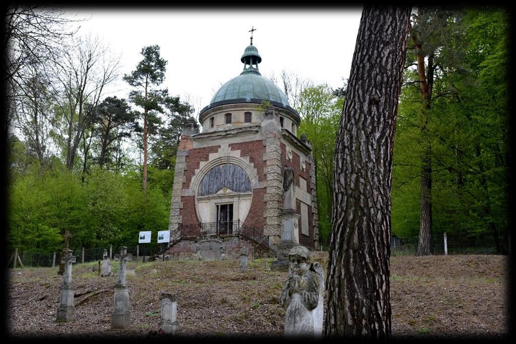 Secesyjna kaplica grobowa Hulimków z 1900roku. W grobowcu spoczywa m.in.