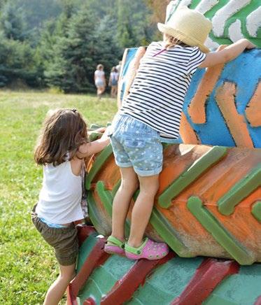 a także do pysznej zabawy na trampolinie, dmuchańcach i domku na drzewie.